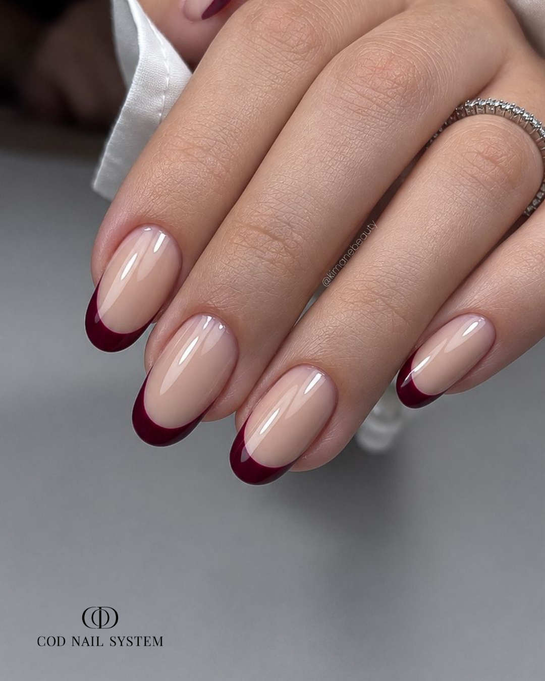 Pose d'ongles amandes avec french rouge bordeaux polka dots blancs