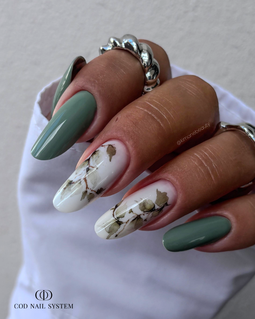 Pose d'ongles amandes avec french rouge bordeaux polka dots blancs