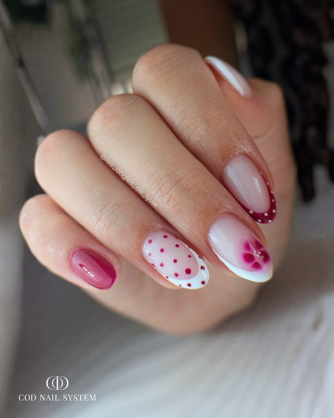 Pose d'ongles amandes avec french rouge bordeaux polka dots blancs