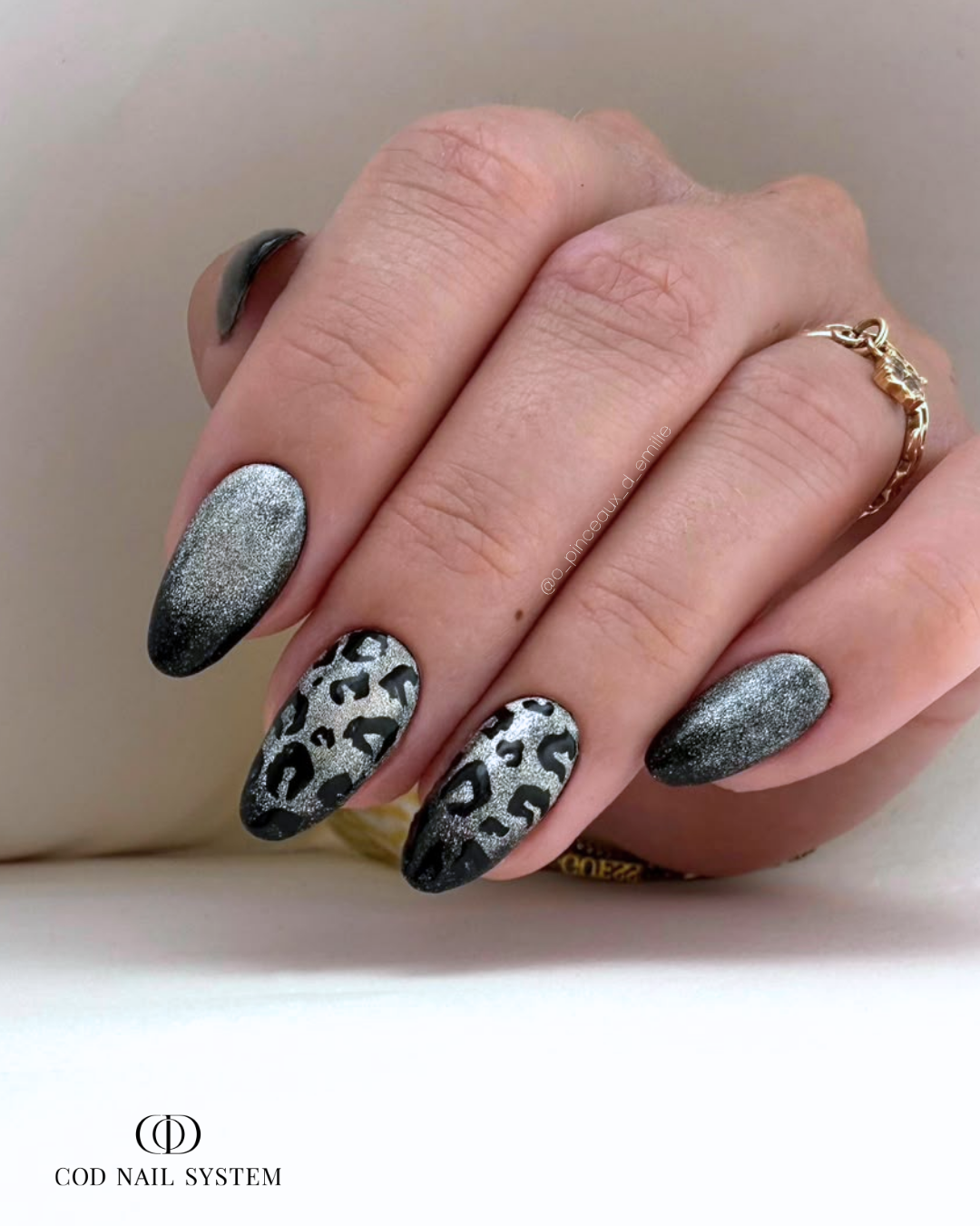 Pose d'ongles amandes avec french rouge bordeaux polka dots blancs