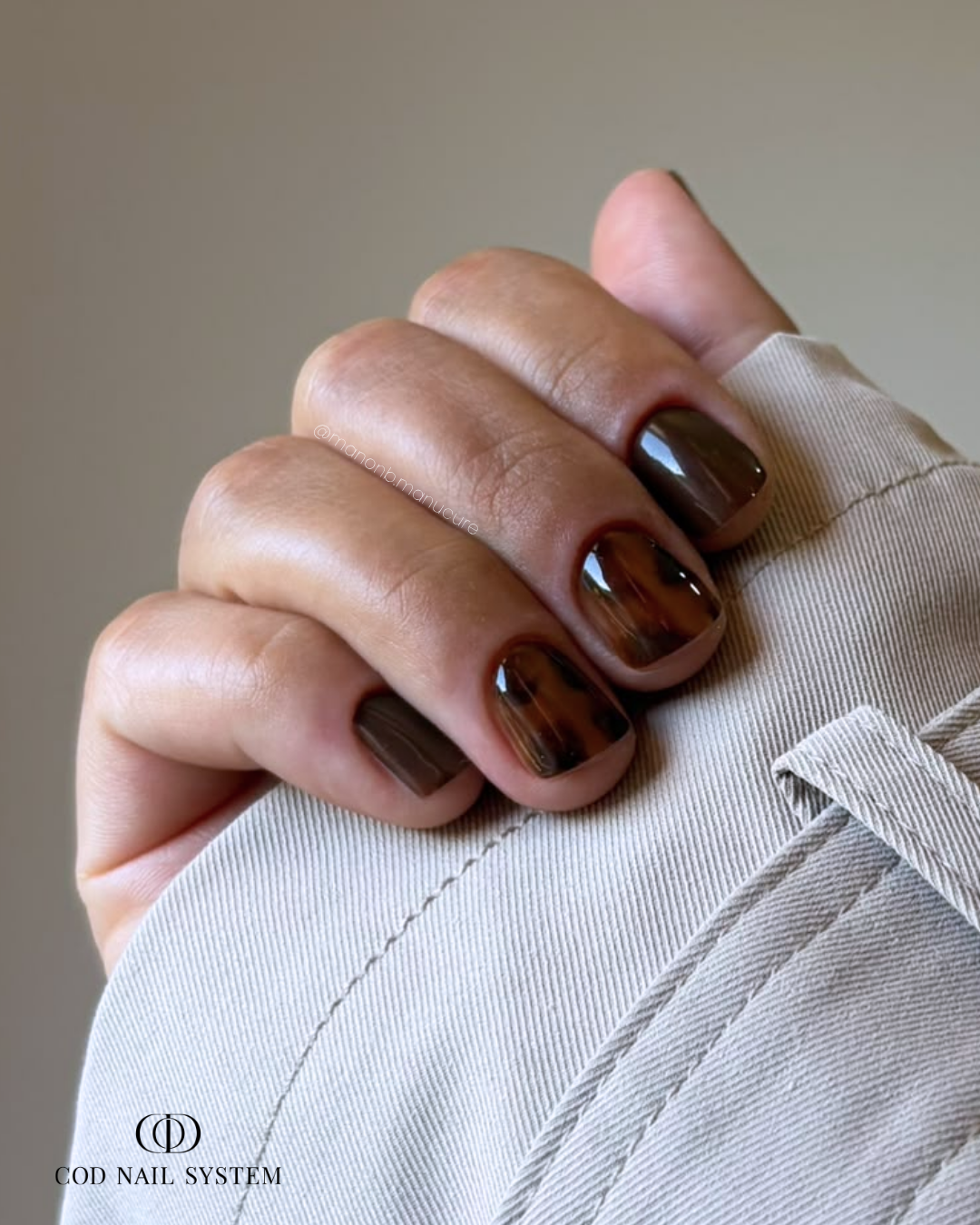 Pose d'ongles amandes avec french rouge bordeaux polka dots blancs
