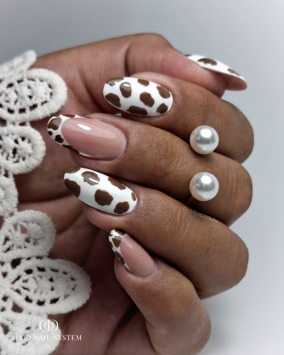 Pose d'ongles amandes avec french rouge bordeaux polka dots blancs