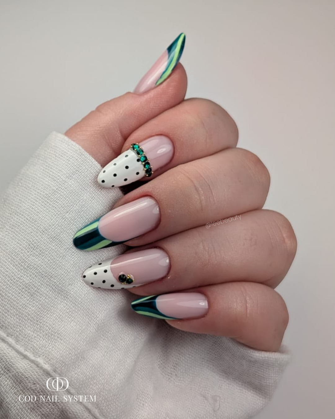 Pose d'ongles amandes avec french rouge bordeaux polka dots blancs