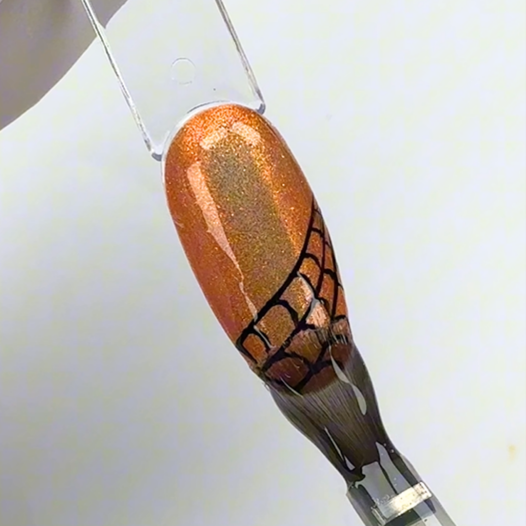 Application de la finition sur le nail art toile d'araignée
