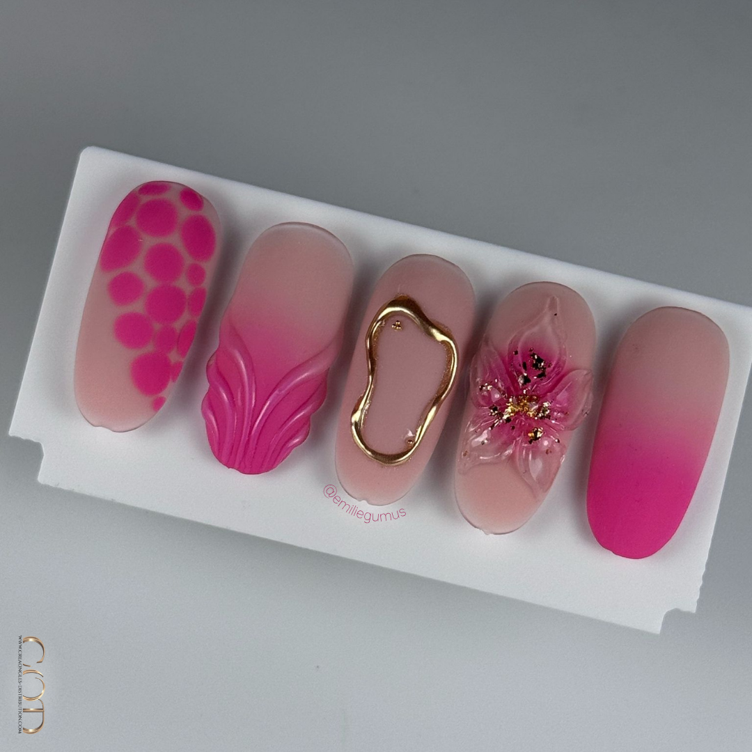 Capsules d'ongles nude beige et rose avec nail art et fleurs 3D