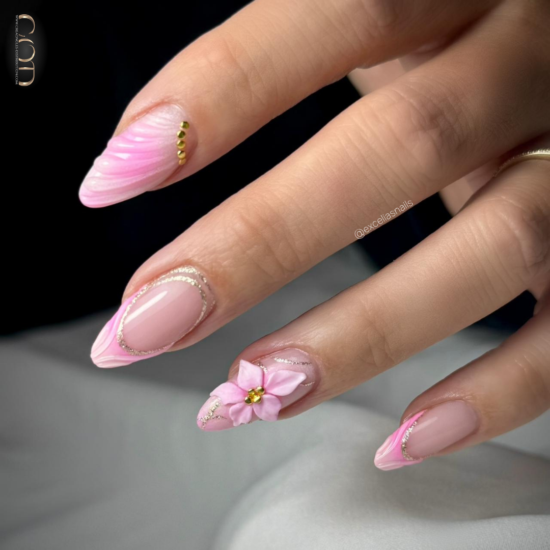 Pose d'ongles amandes rose pastel avec nail art et fleurs 3D