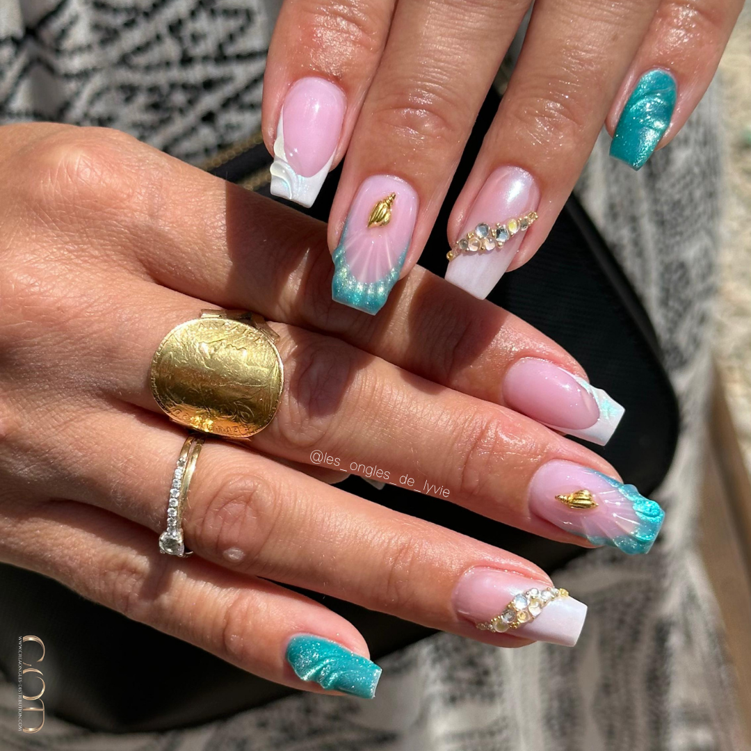 Pose d'ongles coffin bleu cat eye et blanc avec nail art 3D et strass
