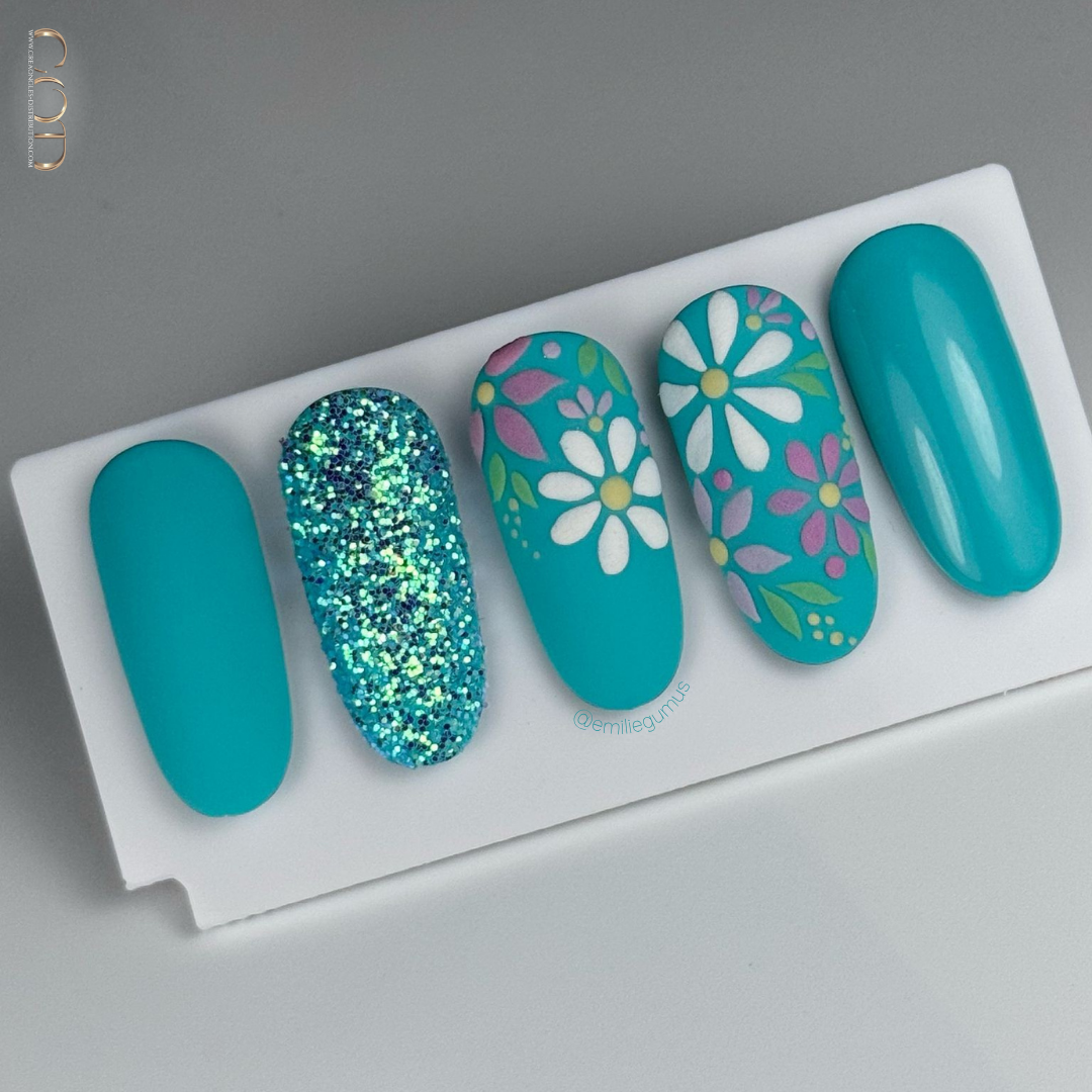 Capsules d'ongles bleu turquoise avec nail art fleurs et effet sucre
