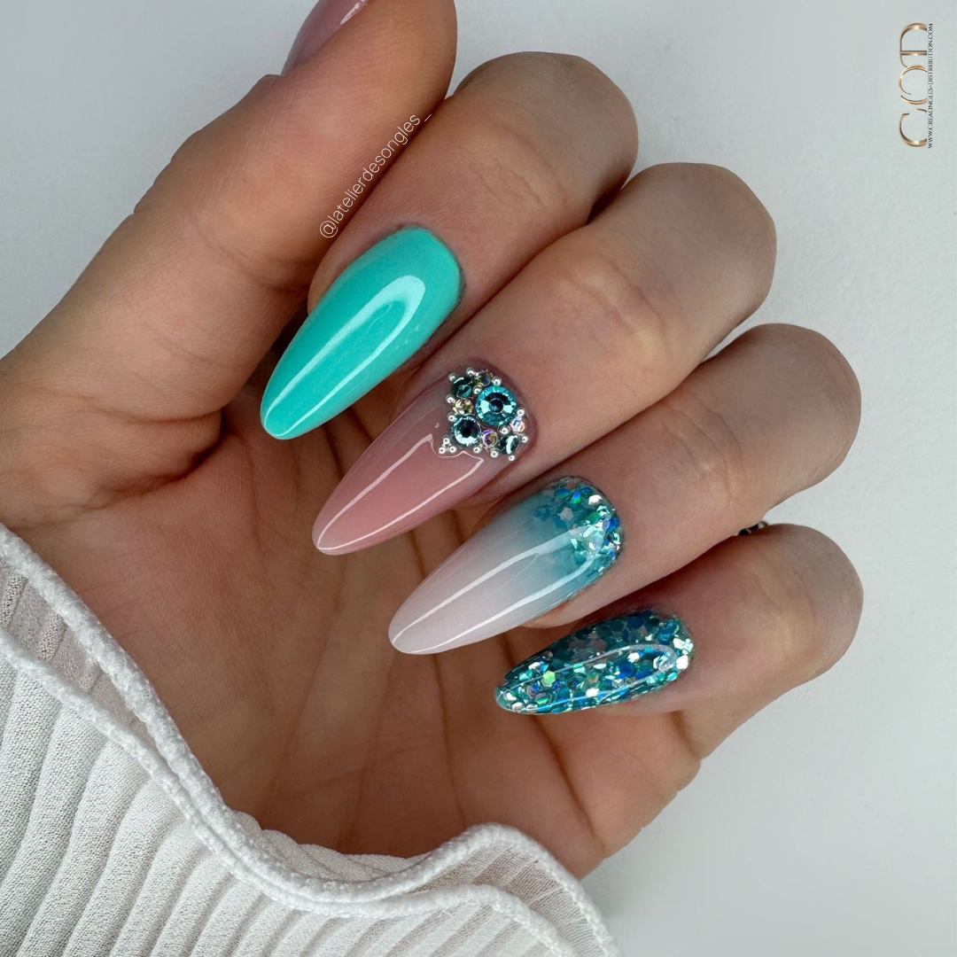 Pose d'ongles amandes bleu turquoise avec cutiglitter et incrustation de paillettes