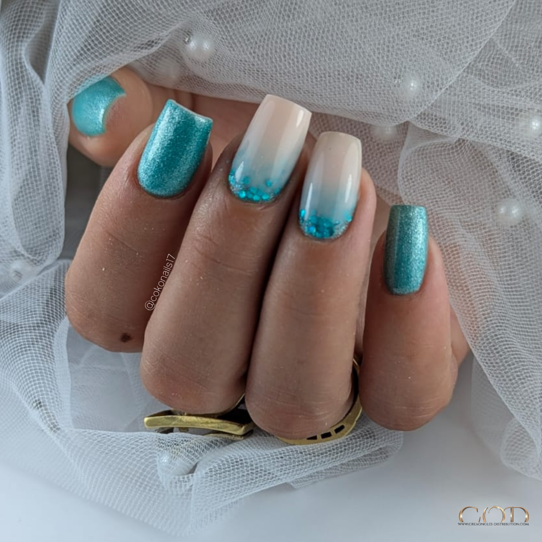 Pose d'ongles carrée bleu avec cat eye bleu et cutiglitter blanc laiteux