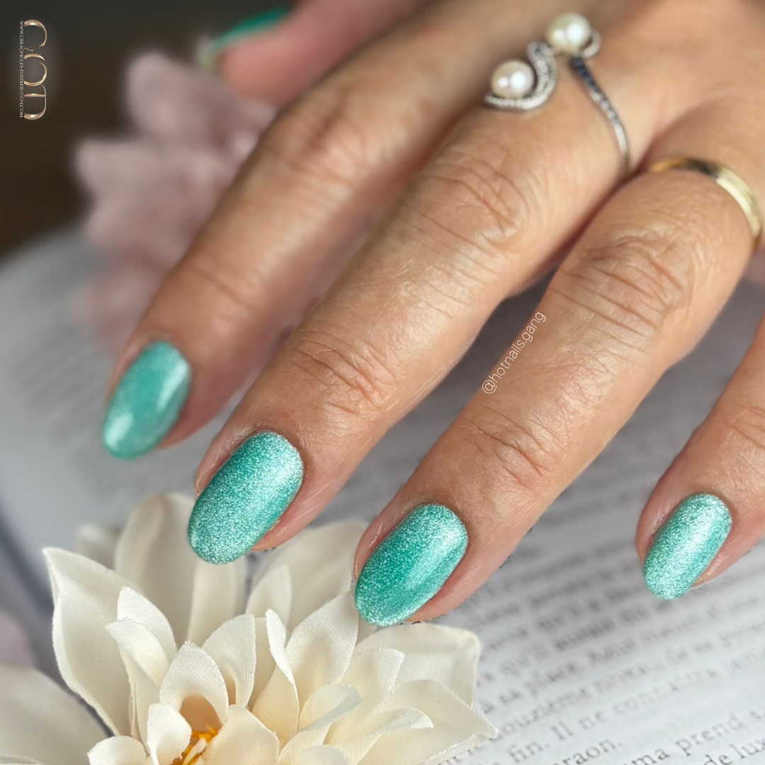Pose d'ongles ovales cat eye bleu vert émeraude