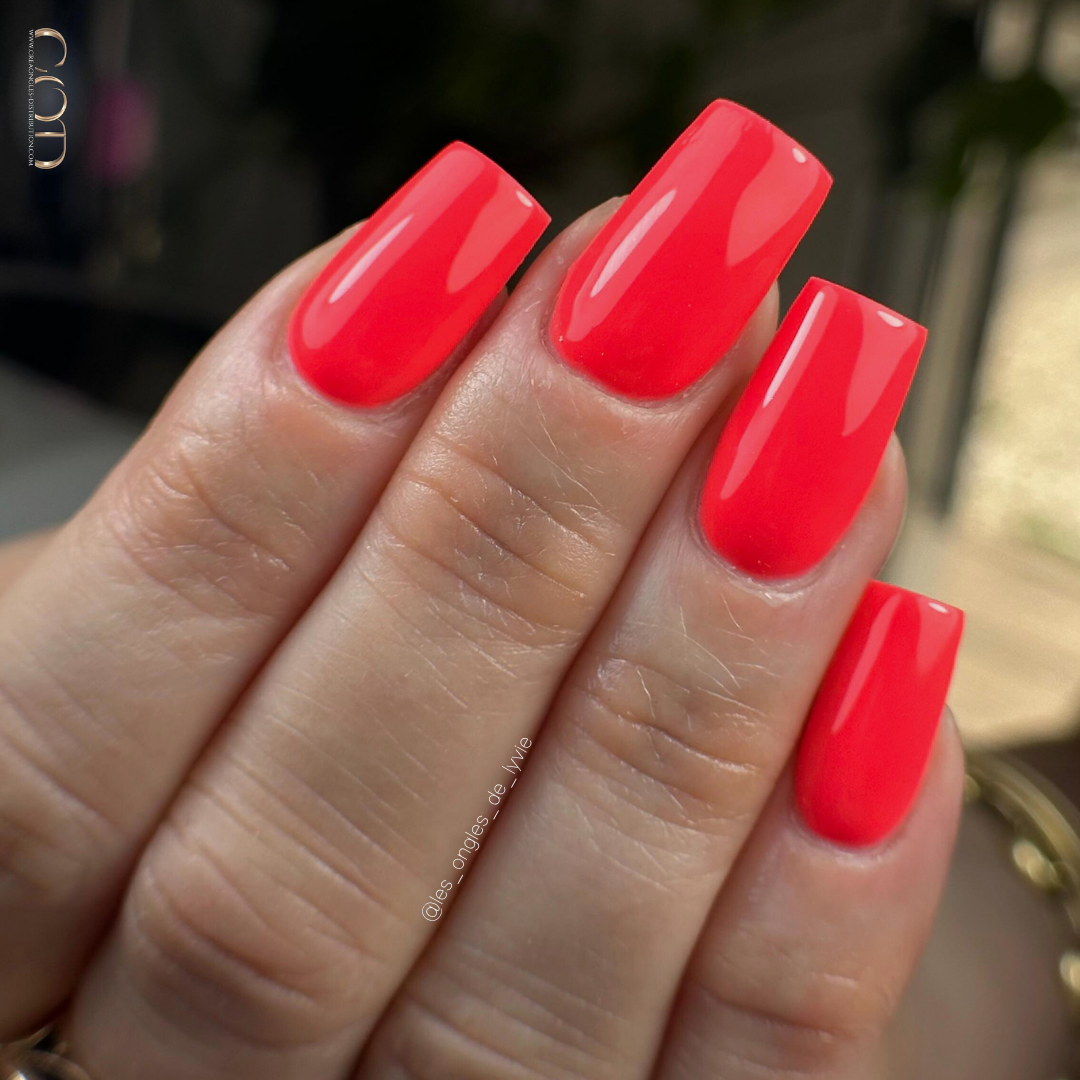 Pose d'ongles carrée néon corail
