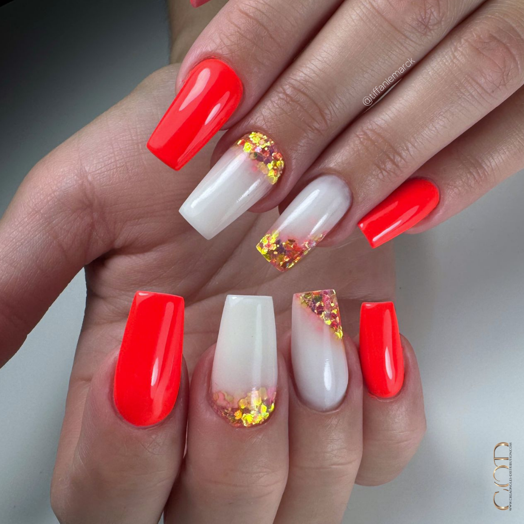 Pose d'ongles coffin néon corail avec incrustation de paillettes