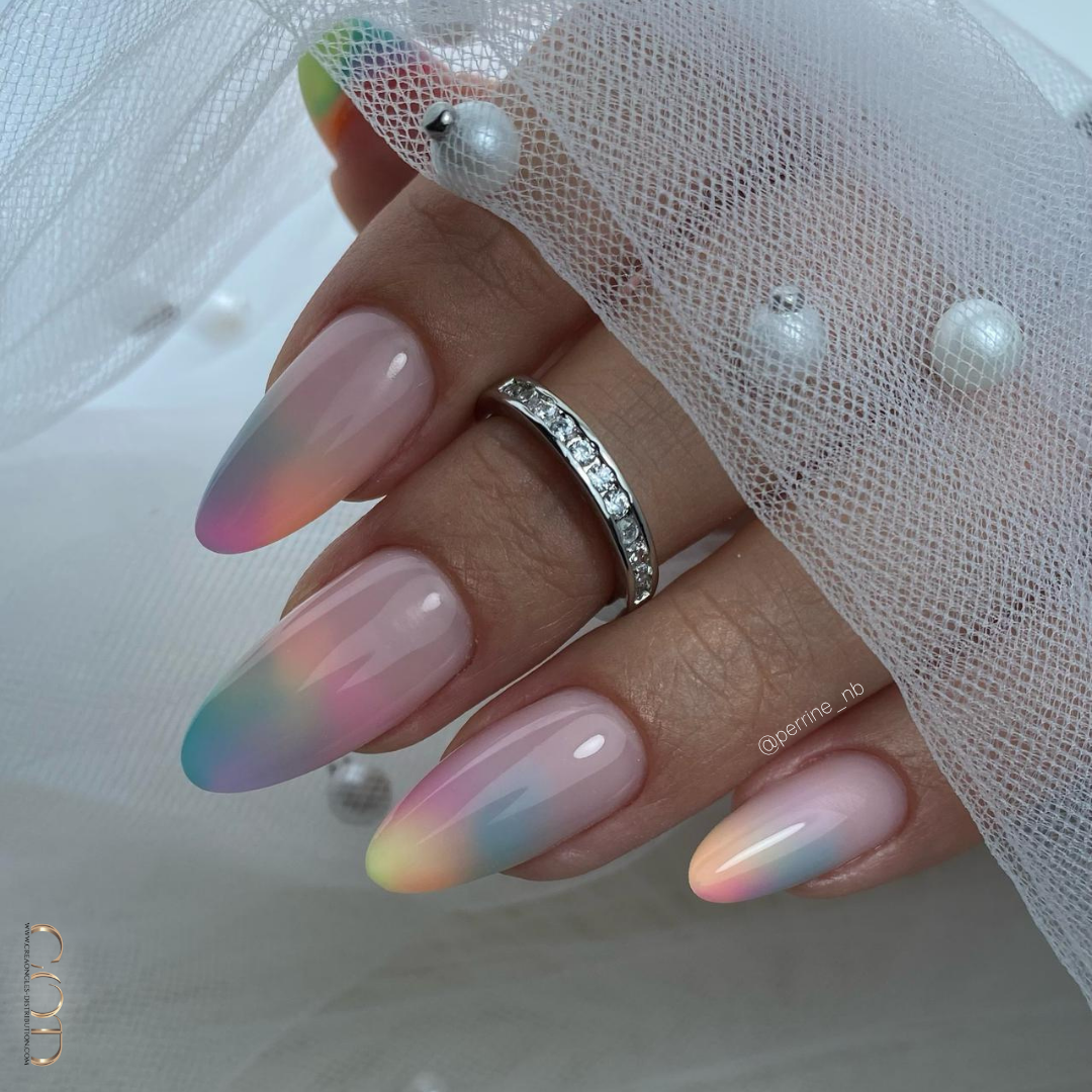 Pose d'ongles amandes avec babycolor en construction