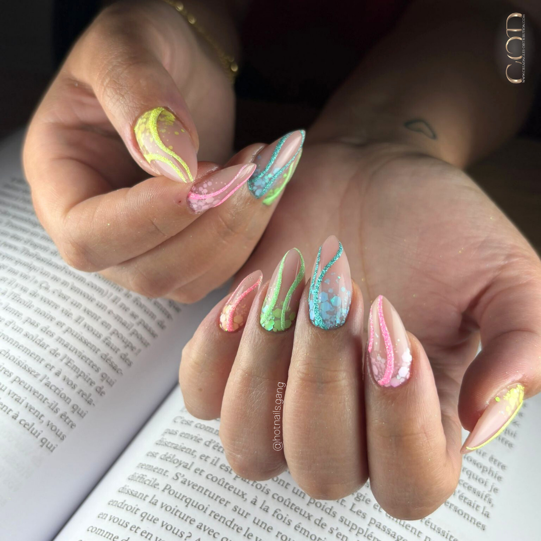 Pose d'ongles amandes avec cutiglitter et nail art effet sucre en dégradé
