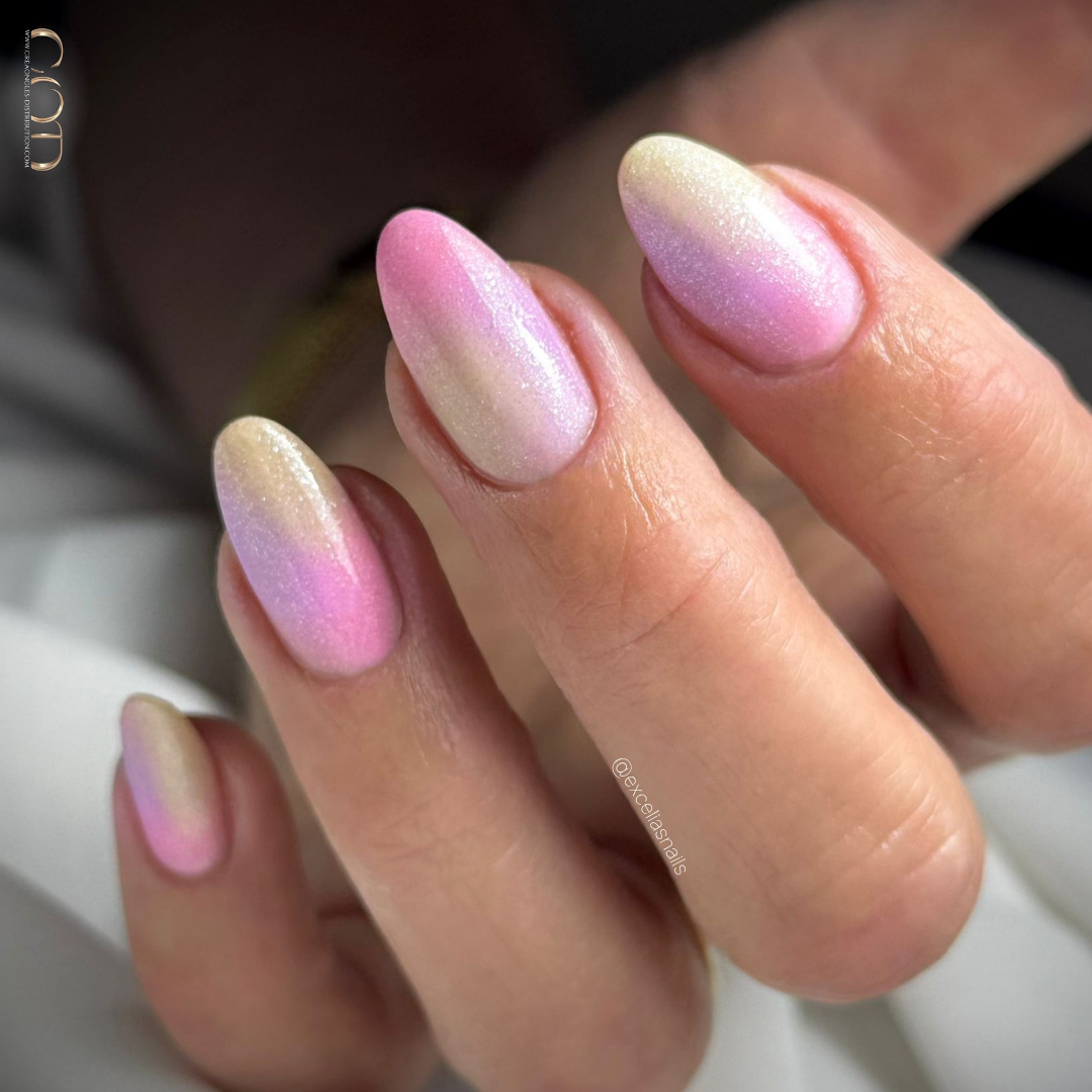 Pose d'ongles amandes avec dégradé de couleurs pastels