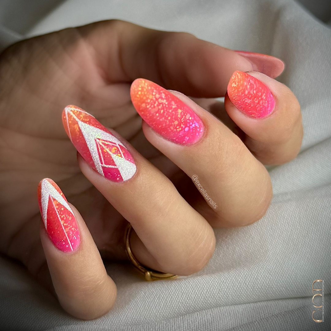 Pose d'ongles amandes avec degradé néon pailleté et nail art en effet sucre