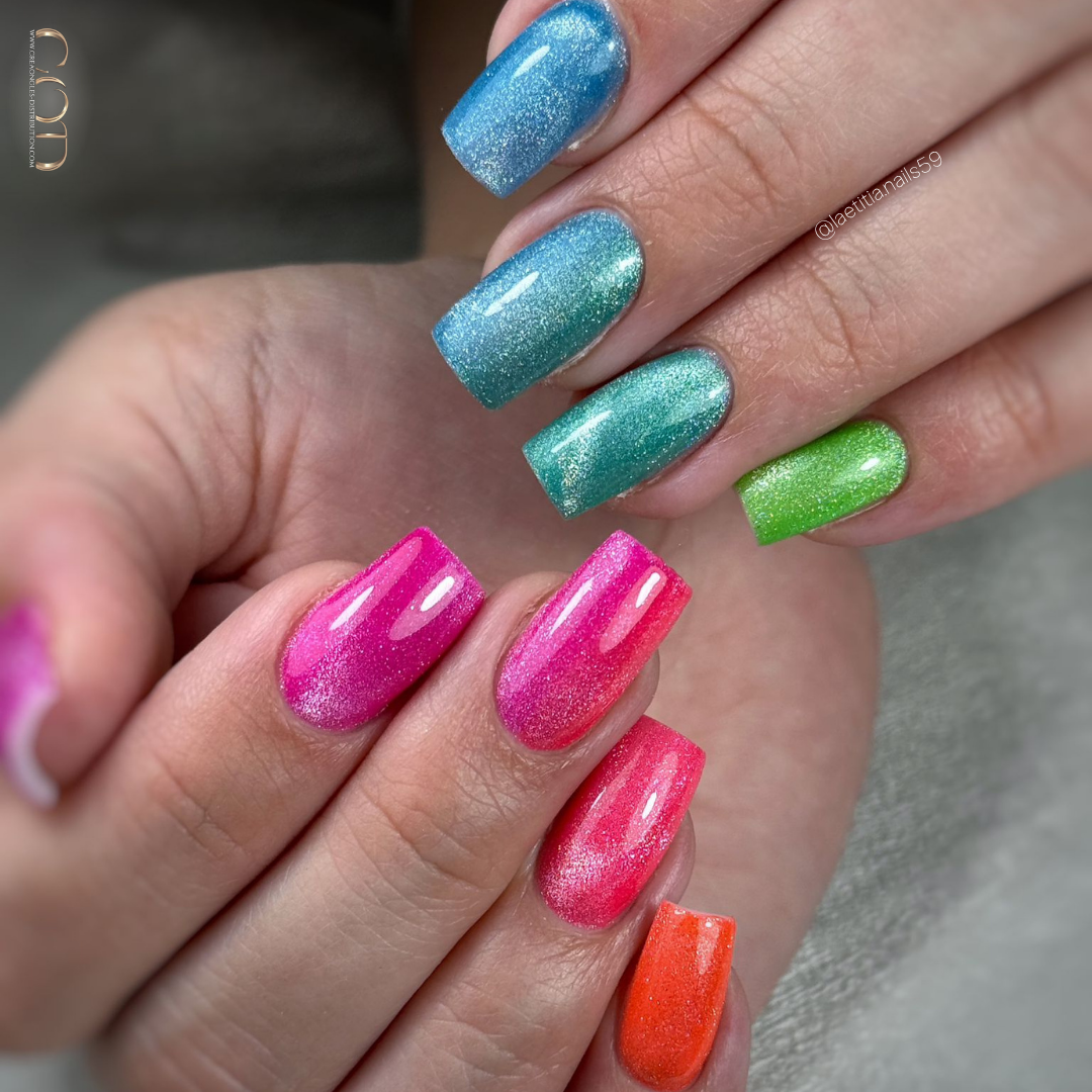 Pose d'ongles carrée avec dégradés de cat eye colorés