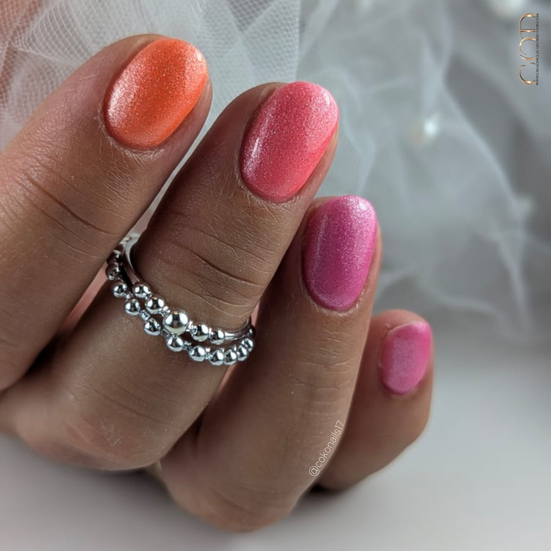 Pose d'ongles ovales avec dégradé de cat eye