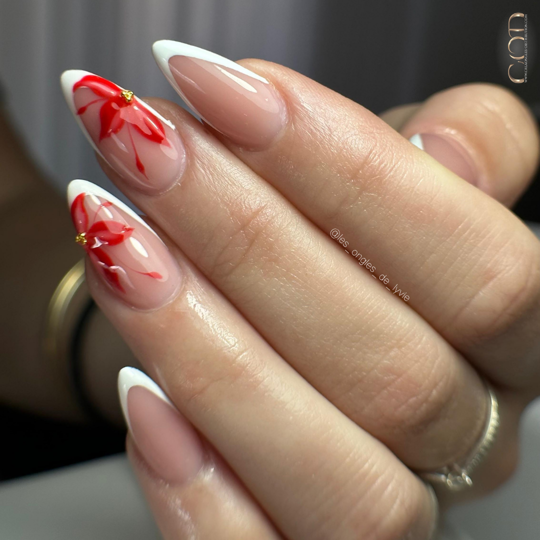 Pose d'ongles amandes avec french et nail art fleurs rouges