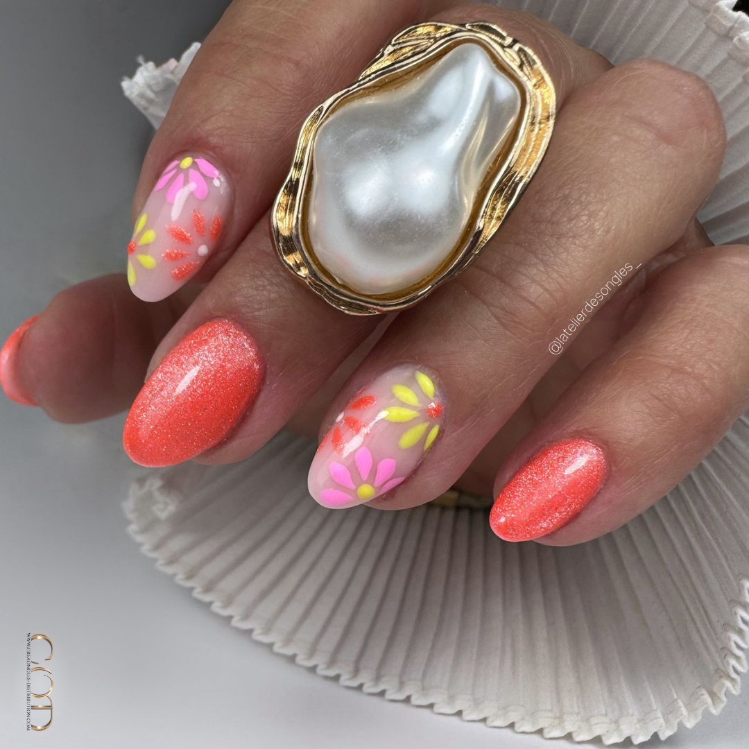 Pose d'ongles amandes avec nail art fleurs et orange cat eye
