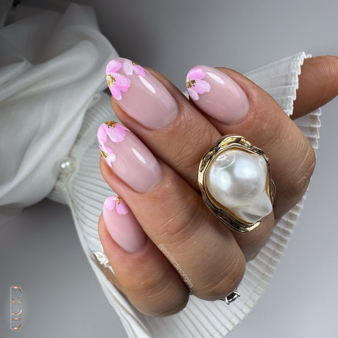 Pose d'ongles amandes avec nail art fleurs et flakes or