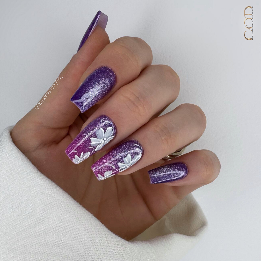 Pose d'ongles coffin avec dégradé cat eye violet et rose et nail art fleurs