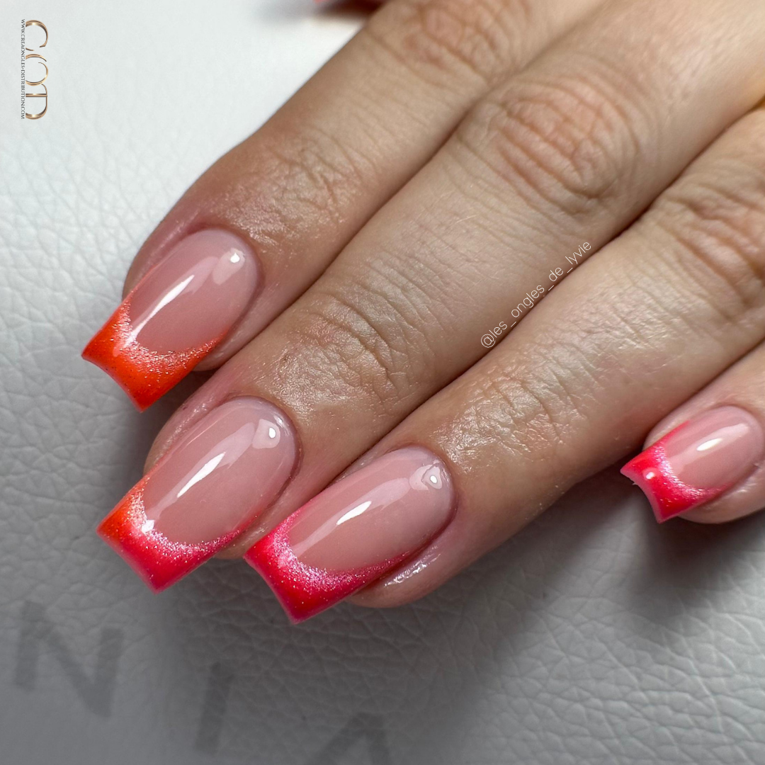 Pose d'ongles carrée avec french dégradé rose et orange cat eye