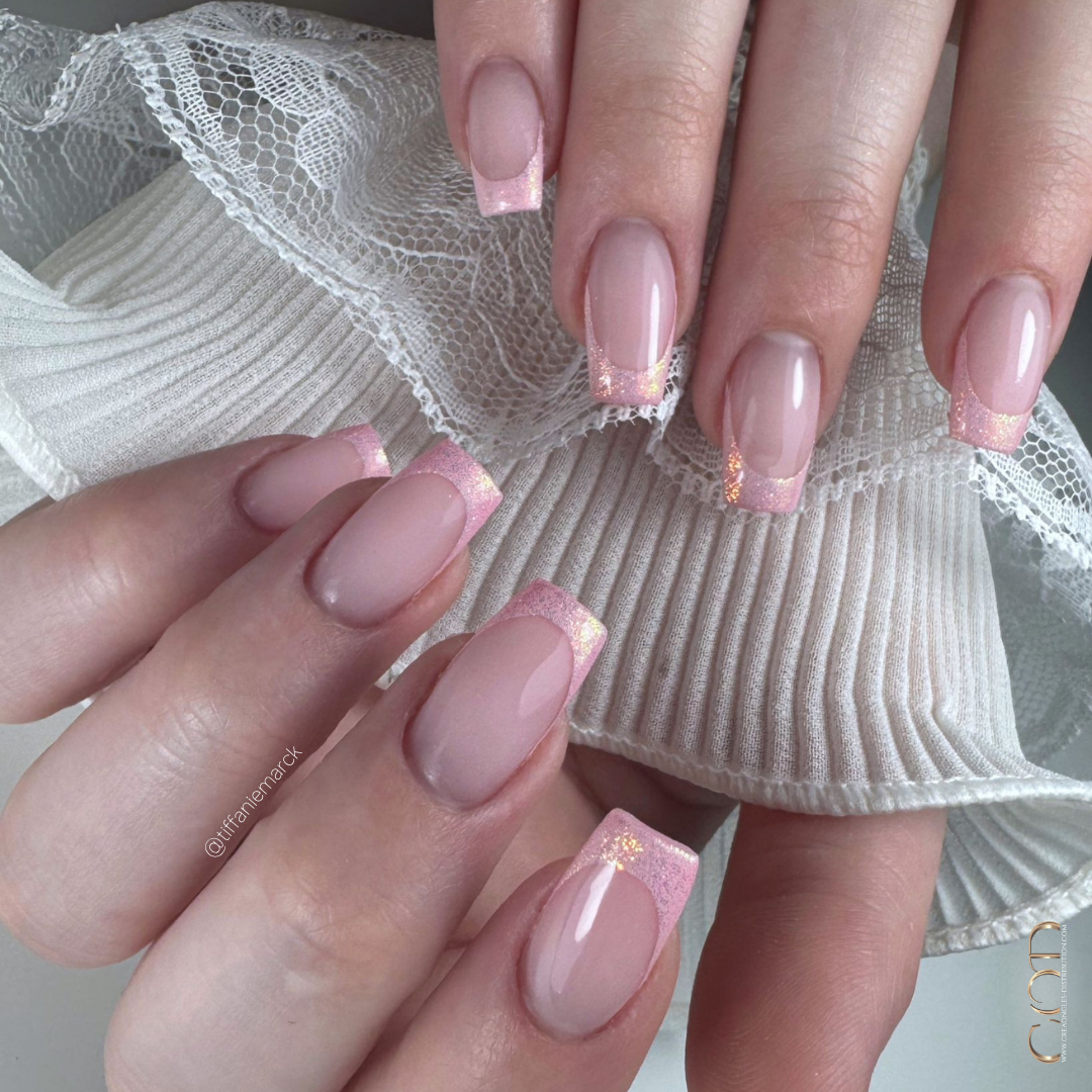 Pose d'ongles carrée avec french rose irisée