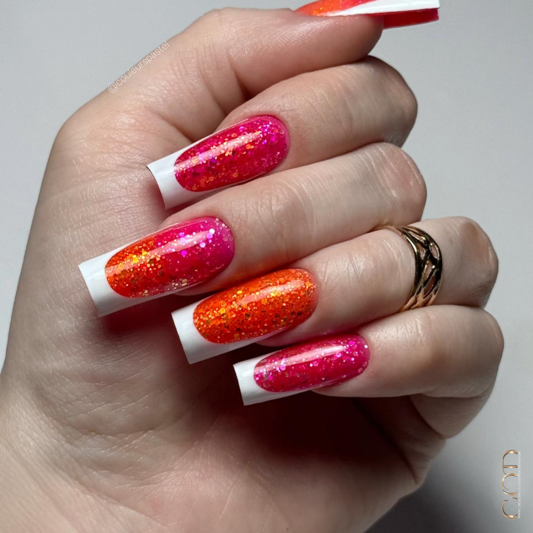 Pose d'ongles carrée avec shimmer neon rose et orange et french blanche