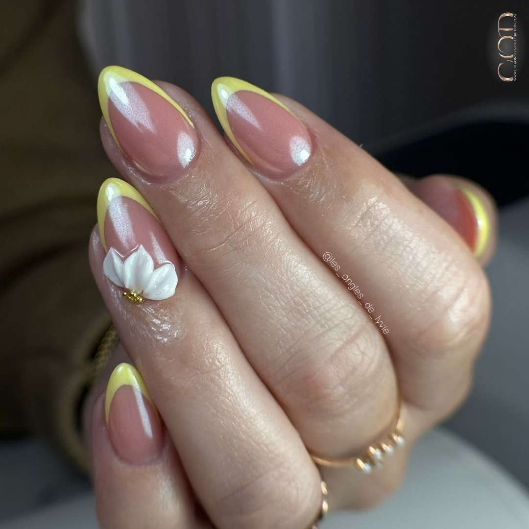 Pose d'ongles amandes avec french jaune pastel, pigment perlé et fleurs blanche 3D