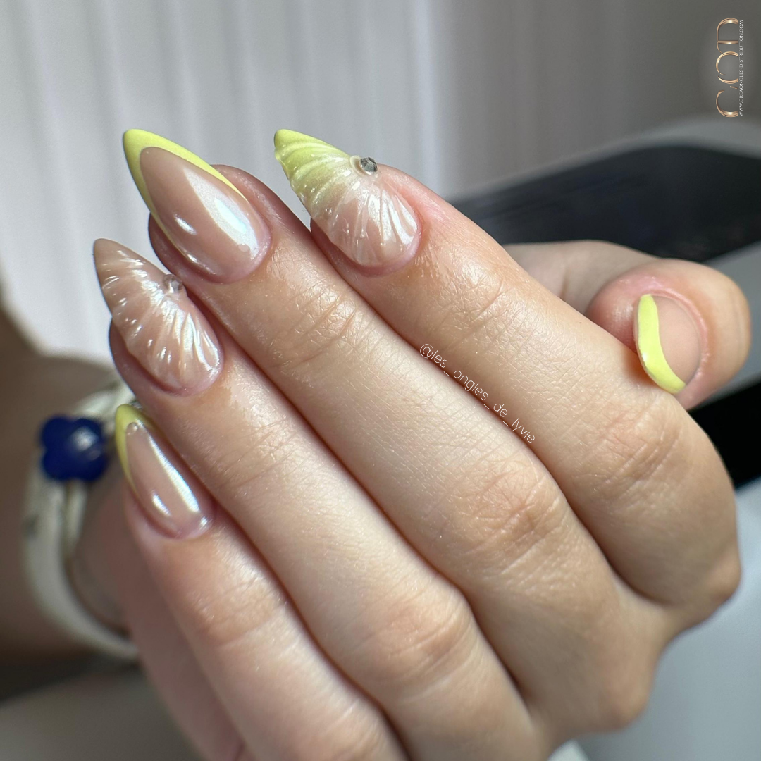 Pose d'ongles amandes avec french jaune pastel, nail art 3D et pigment perle