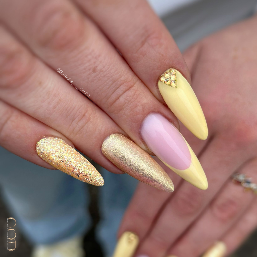 Pose d'ongles amandes jaune pastel avec paillettes et french colorée