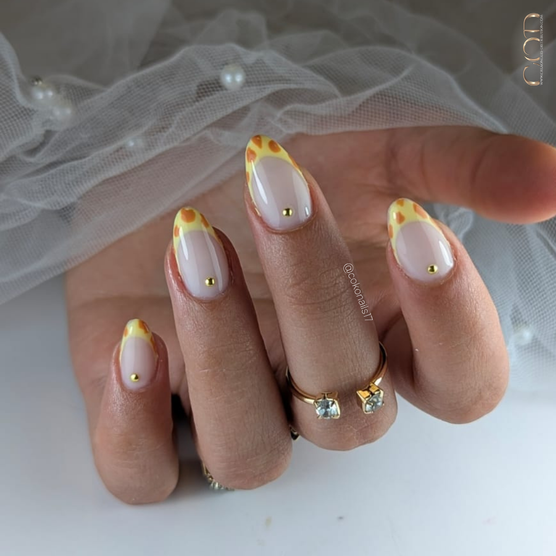 Pose d'ongles amandes courts avec french jaune pastel et nail art girafe