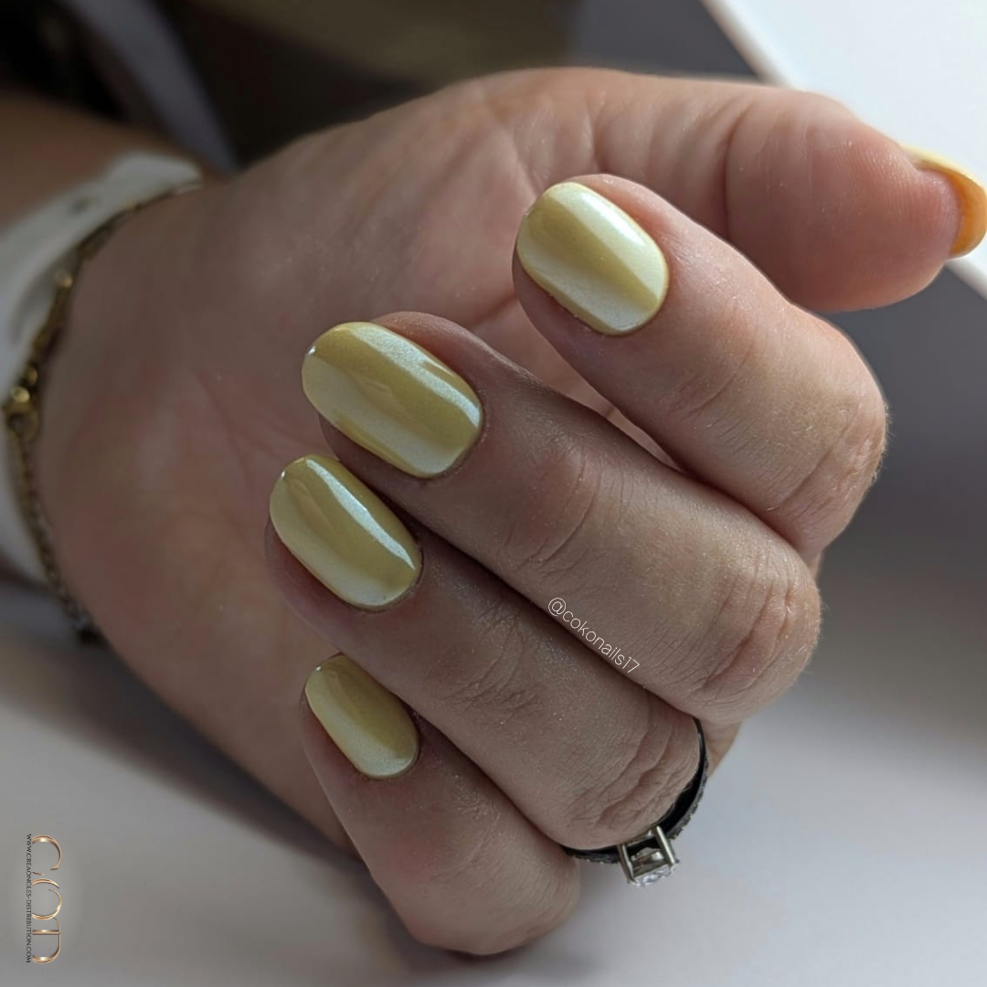 Pose d'ongles ovales courts jaune pastel effet perlé