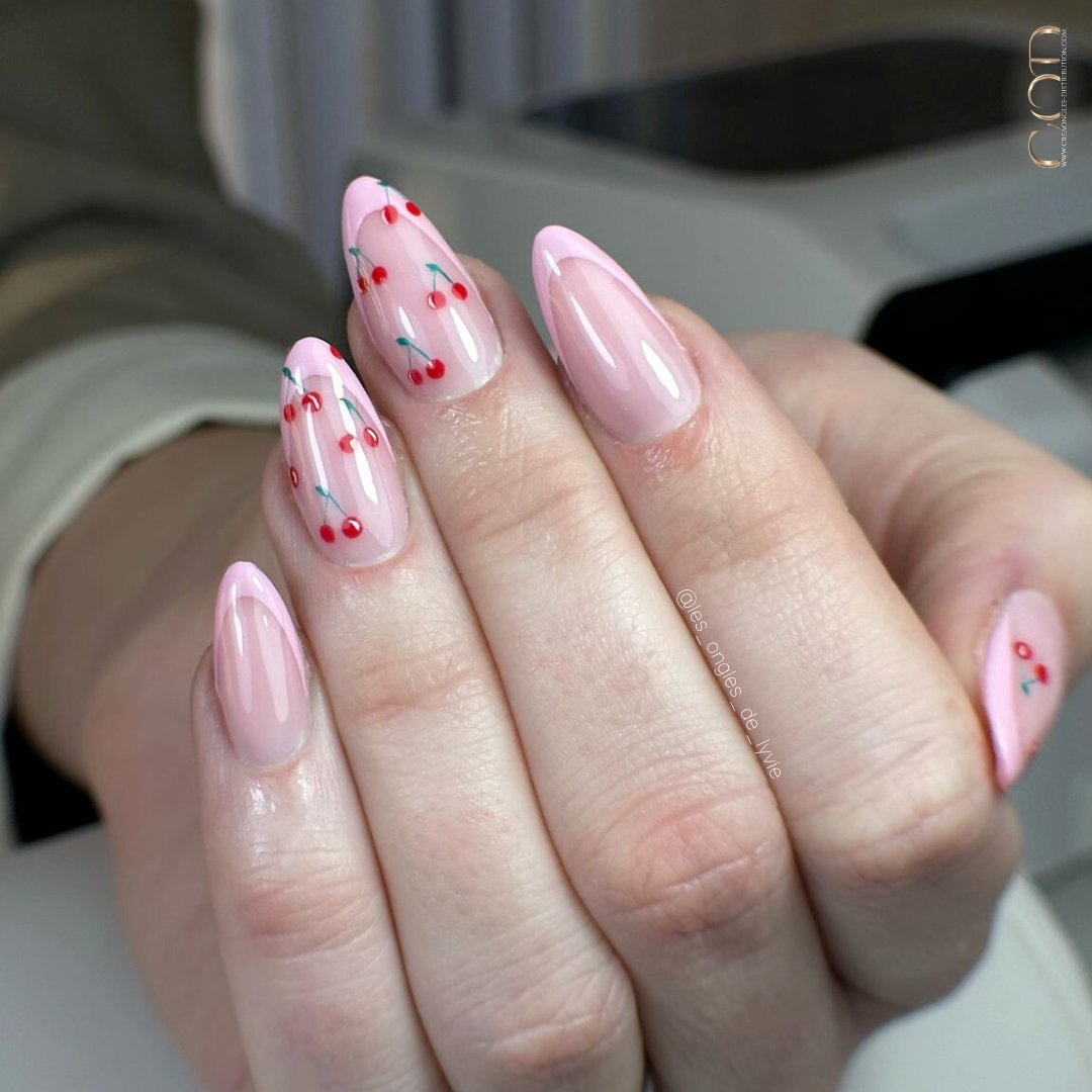 Pose d'ongles amandes avec french rose pastel et nail art cerises