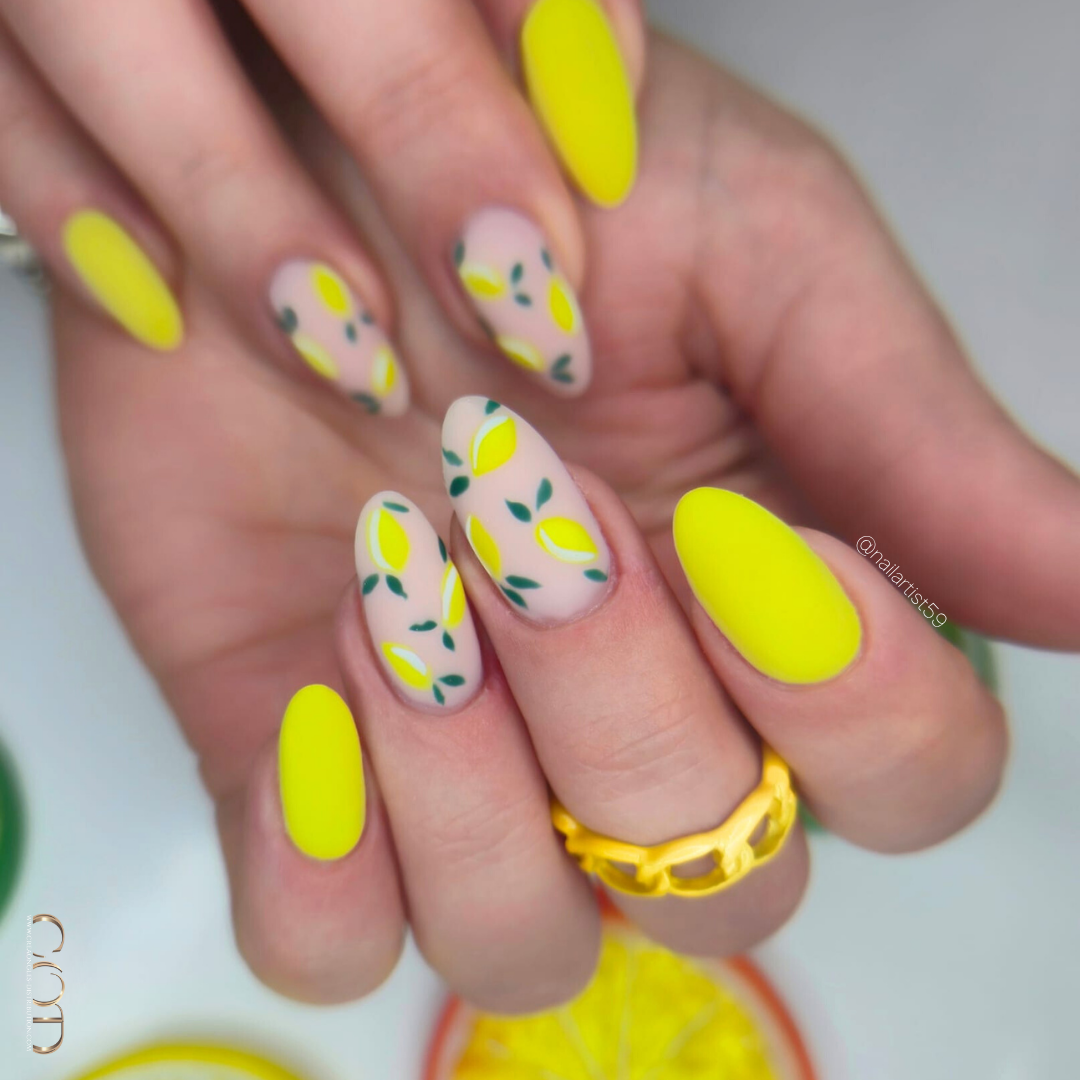 Pose d'ongles amandes jaune néon avec nail art citrons matt