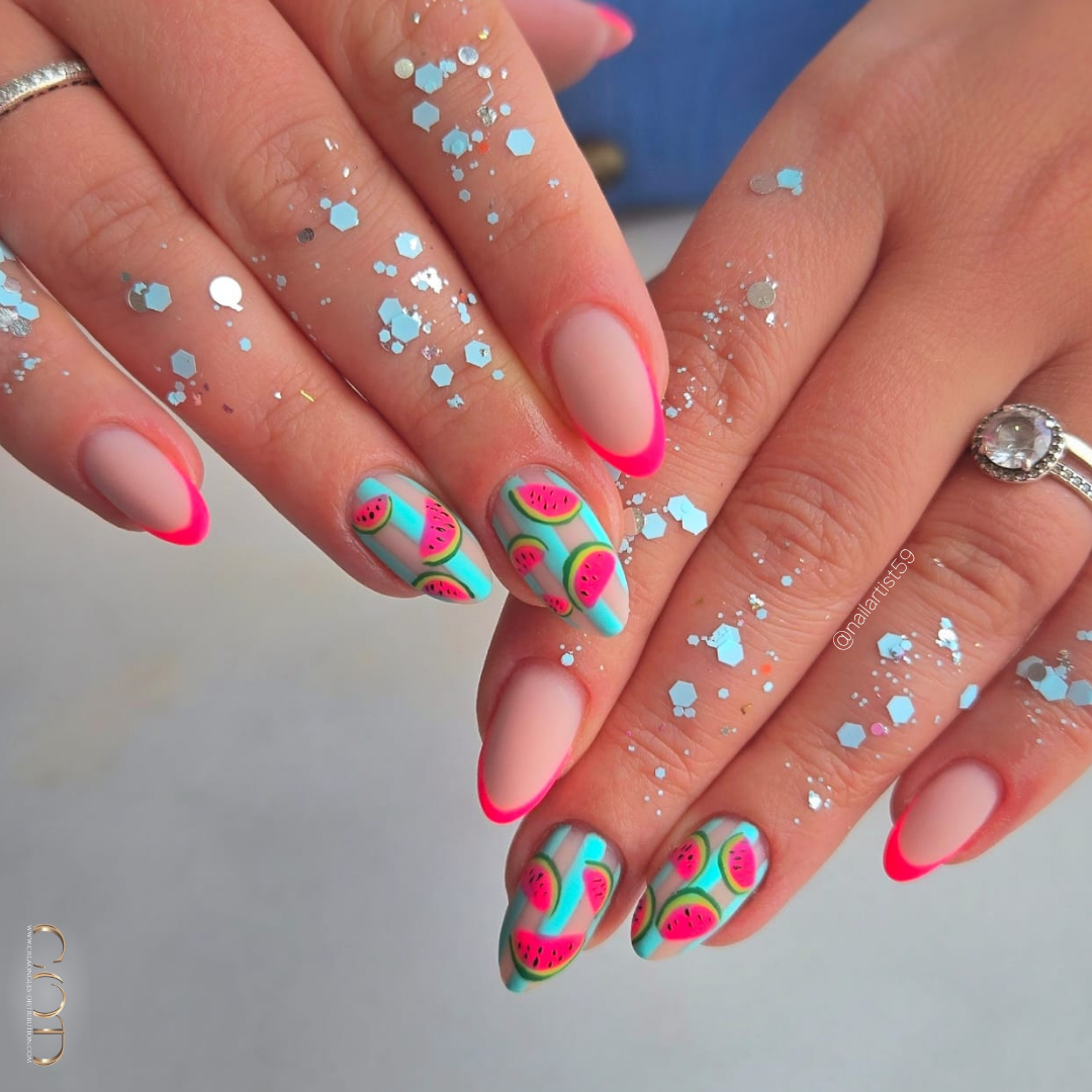 Pose d'ongles amandes rose et bleu néon avec nail art pastèque