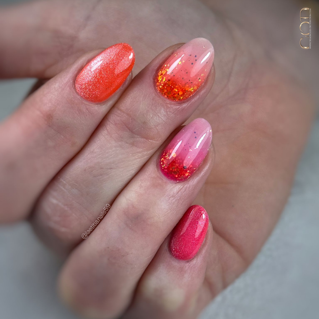 Pose d'ongles amandes néon rose et orange avec cutiglitter et cat eye