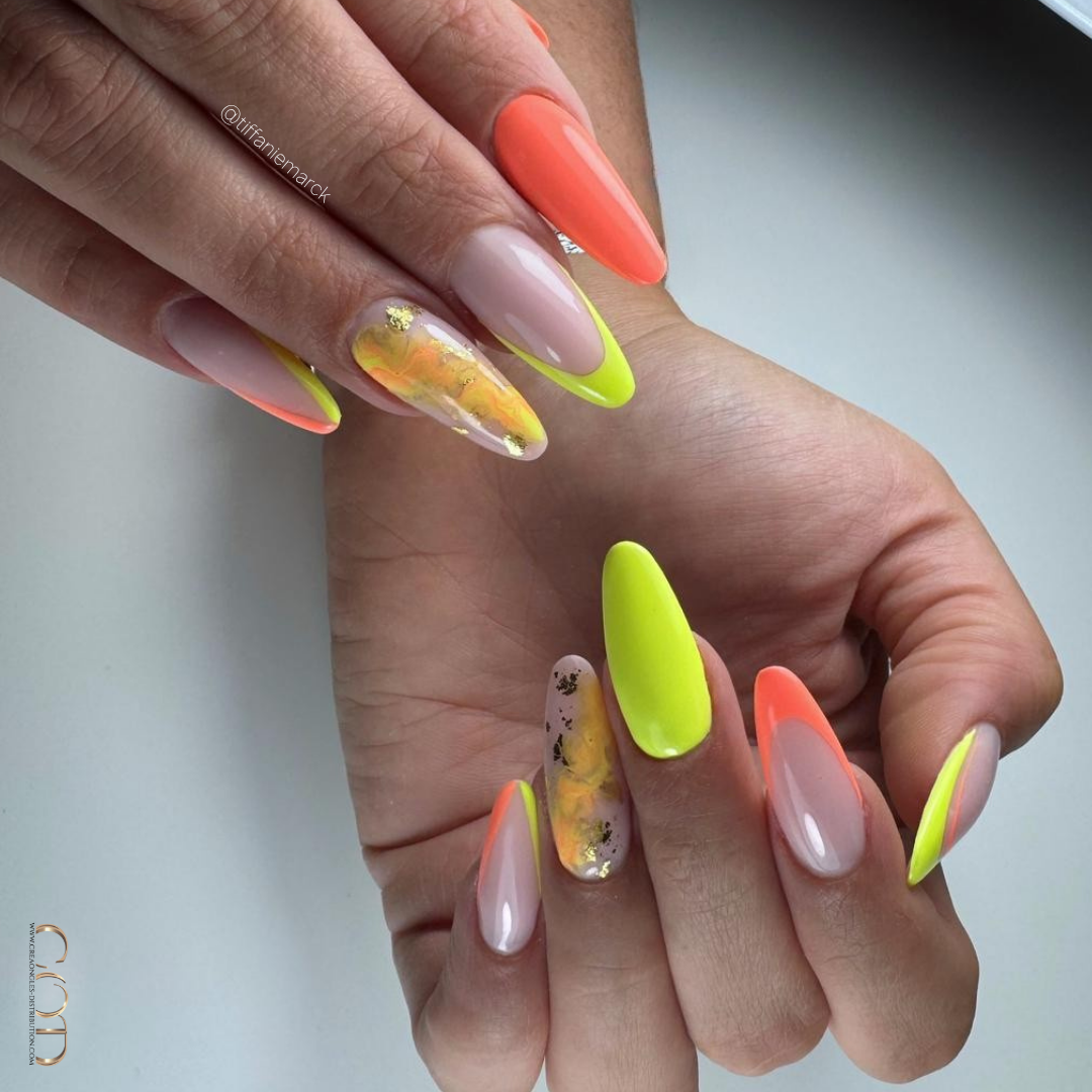 Pose d'ongles amandes néon jaune et orange avec nail art