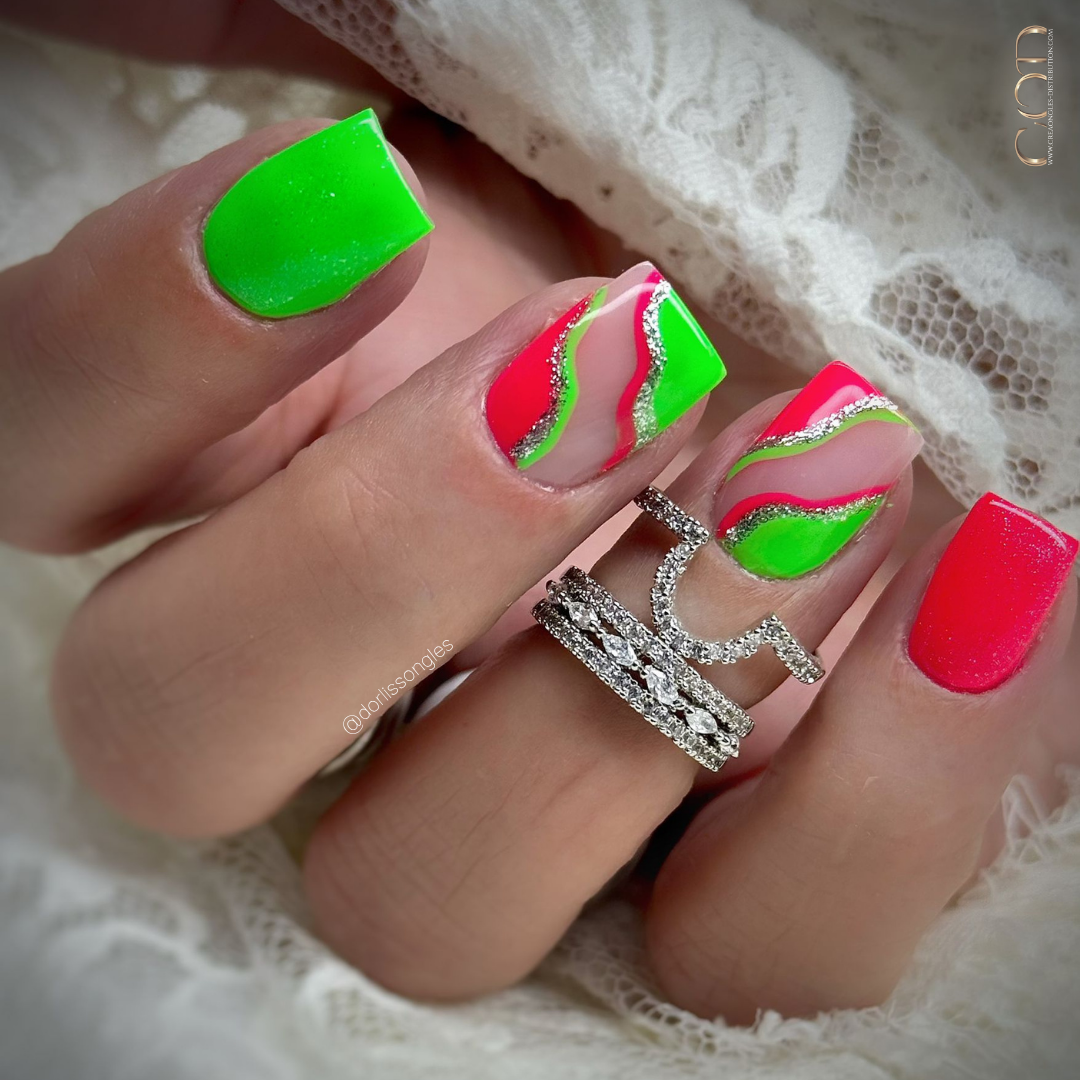 Pose d'ongles carrée néon vert et rose avec nail art lignes fines