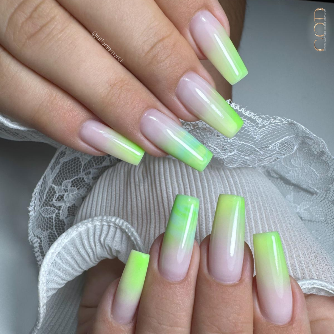 Pose d'ongles coffin néon vert et bleu avec babycolor en construction