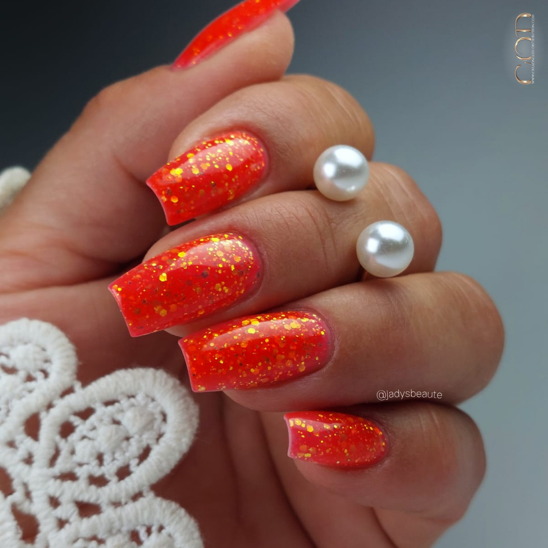 Pose d'ongles coffin néon corail pailletée