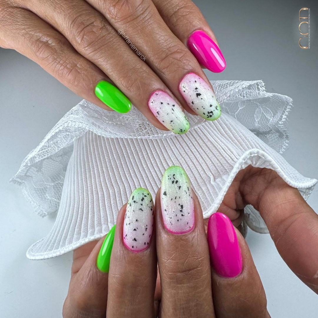 Pose d'ongles amandes néon vert et rose avec nail art fruit du dragon
