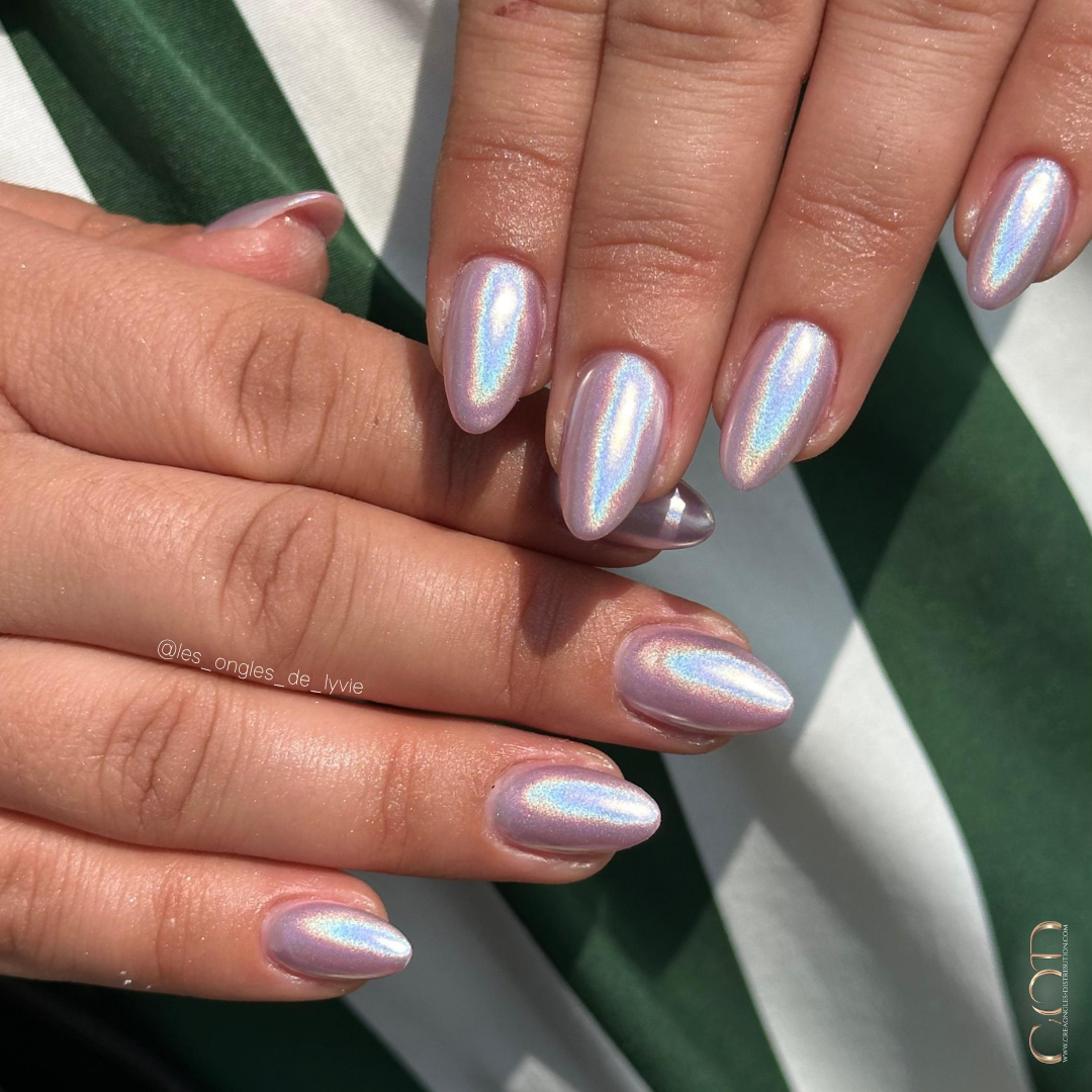 Pose d'ongles amandes avec pigment holographique