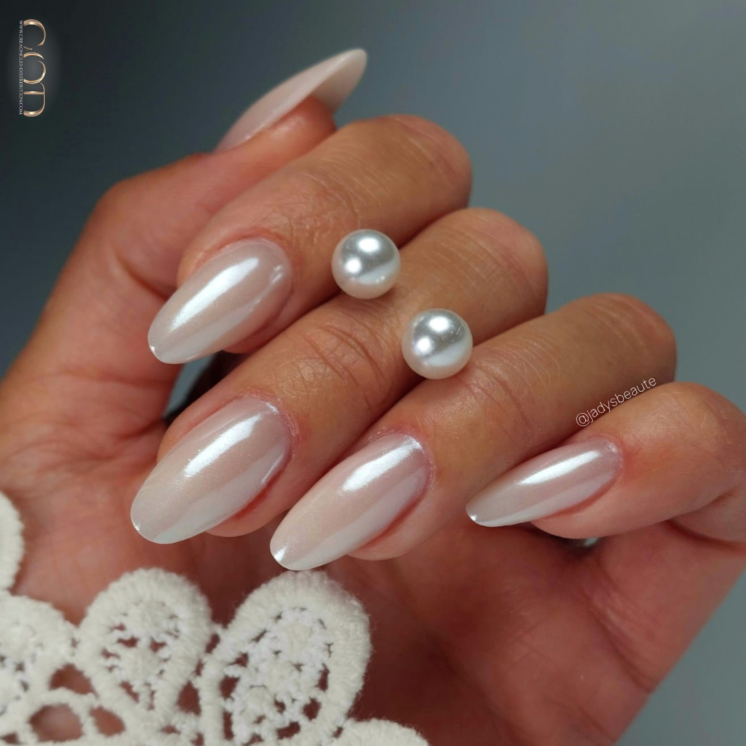 Pose d'ongles amandes blanc perlé