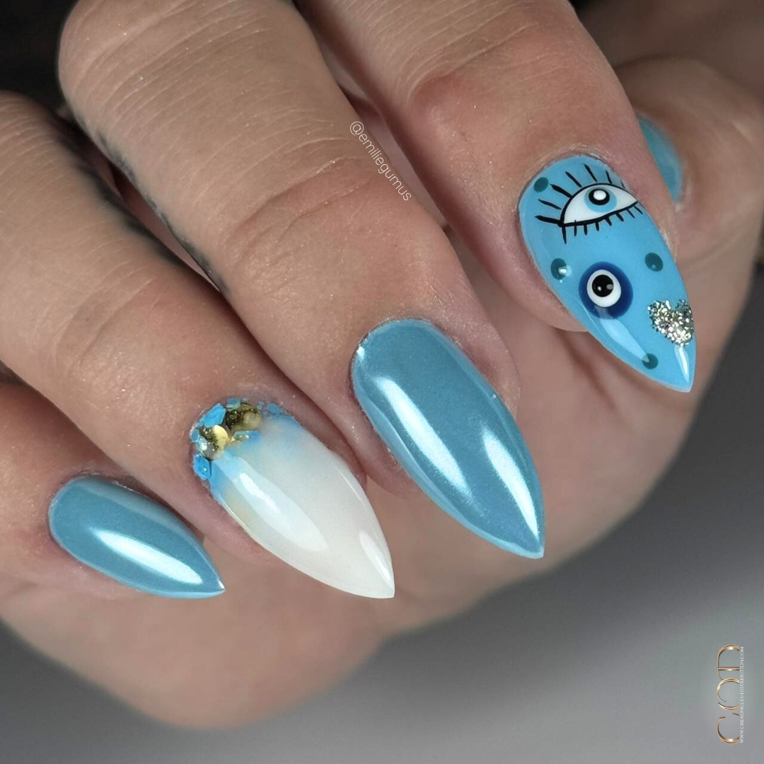 Pose d'ongles stiletto bleu perlé