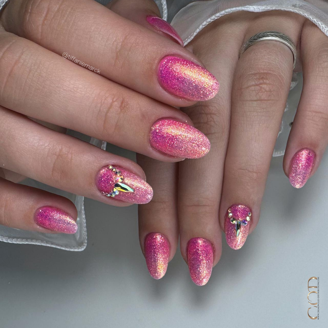 Pose d'ongles ovale avec dégradé de rose et vsp pailleté