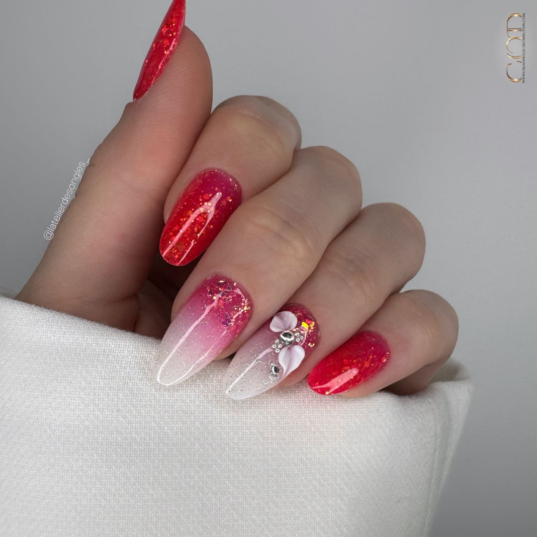 Pose d'ongles amandes néon rose pailletée avec cutiglitter avec fleur 3D