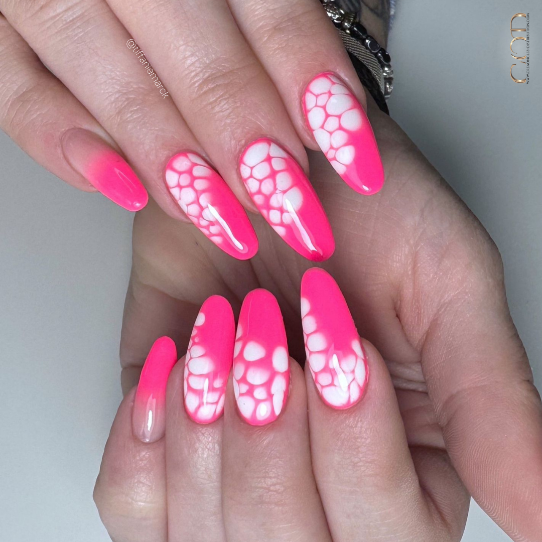 Pose d'ongles amandes rose néon avec nail art blossom blanc